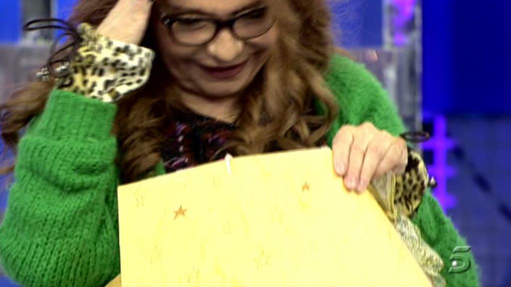 Sus compañeros le dan la bienvenida con dos regalos muy originales