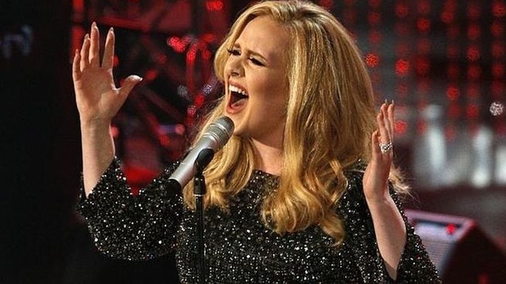 Adele deleitó con su voz en Barcelona