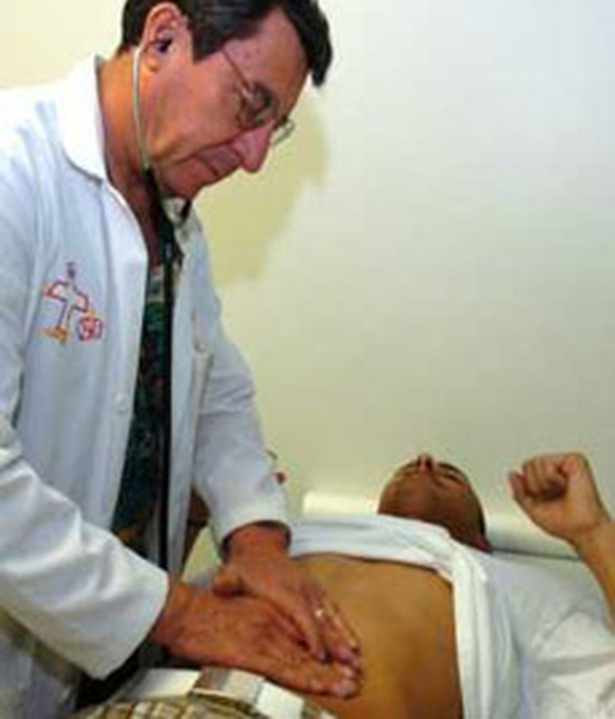 Un médico atendiendo a su paciente en la consulta.