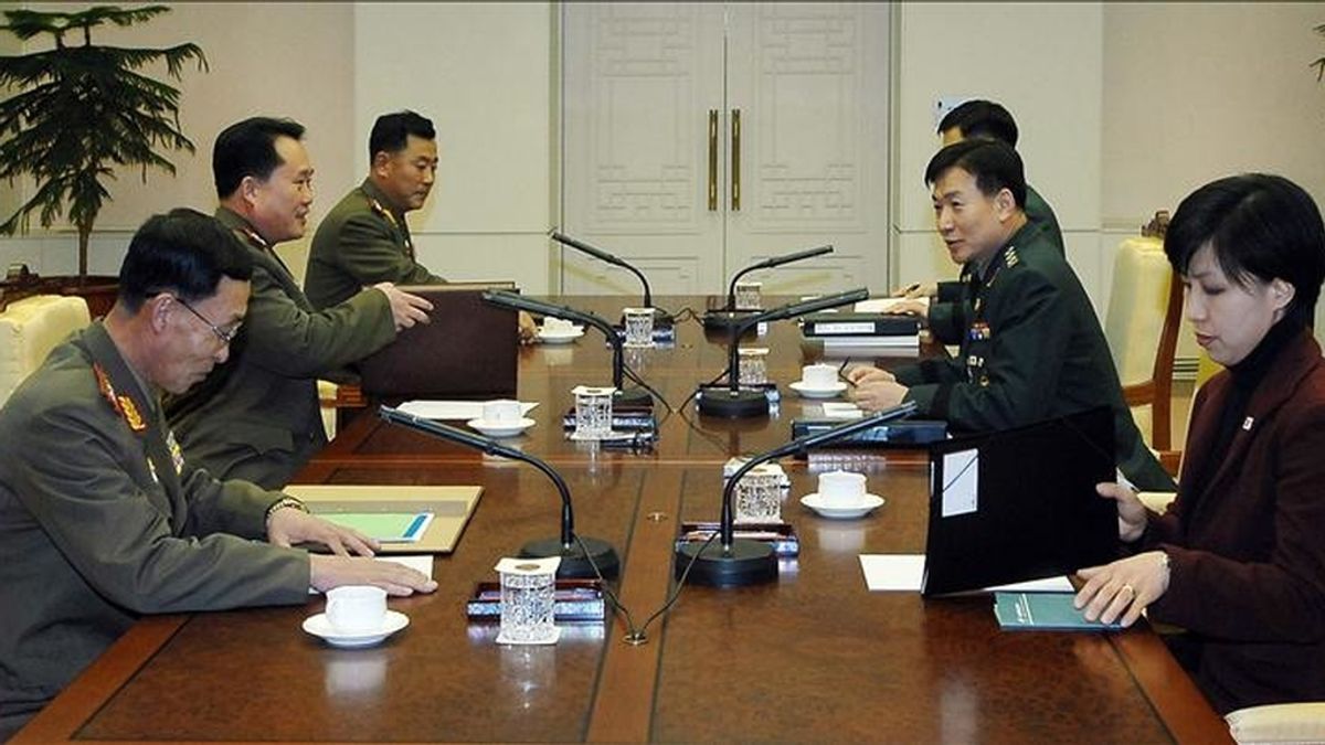 El coronel surcoreano Moon Sang-Kyun (2d) y su homólogo de Corea del Norte Ri Seon-Kwon (2i) conversan durante su reunión en la Linea de Demarcación Militar de la Zona Desmilitarizada (DMZ) que separa a los dos países desde la Guerra de Corea, en la población fronteriza de Panmunjom (Corea del Sur). EFE/Cortesía/Kim Tae-Hyung/Ministerio de Defensa Nacional