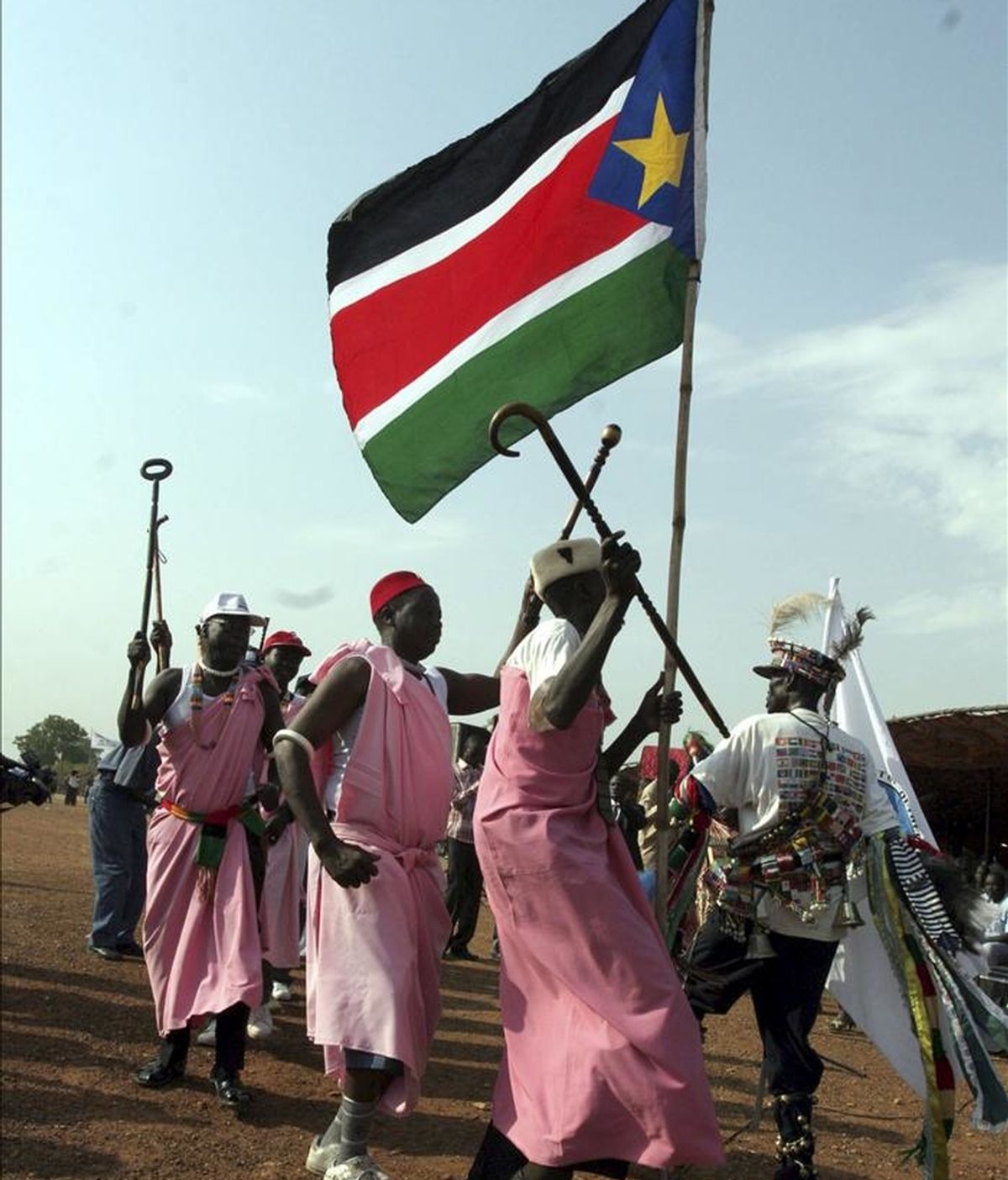 Sudaneses del Sur celebran tras el anuncio de los datos provisionales del referéndum de autodeterminación de Sudán del Sur, celebrado entre los pasados días 9 y 15 de enero, en Yuba, Sudán del Sur. EFE/Archivo