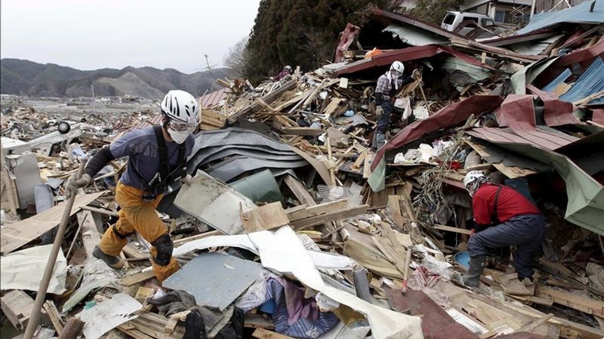 El estudio del FMI recuerda que en estos momentos se discute cómo financiar el plan de ayuda para la reconstrucción de Japón. En la imagen una persona camina sobre escombros dejados por el terremoto. EFE/Archivo