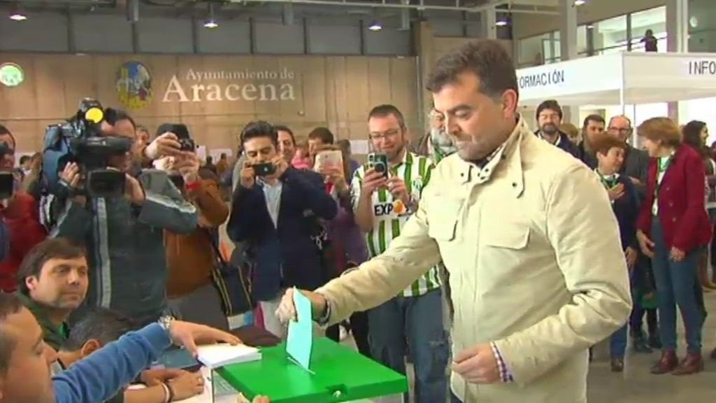 Antonio Maíllo vota en Aracena, Huelva