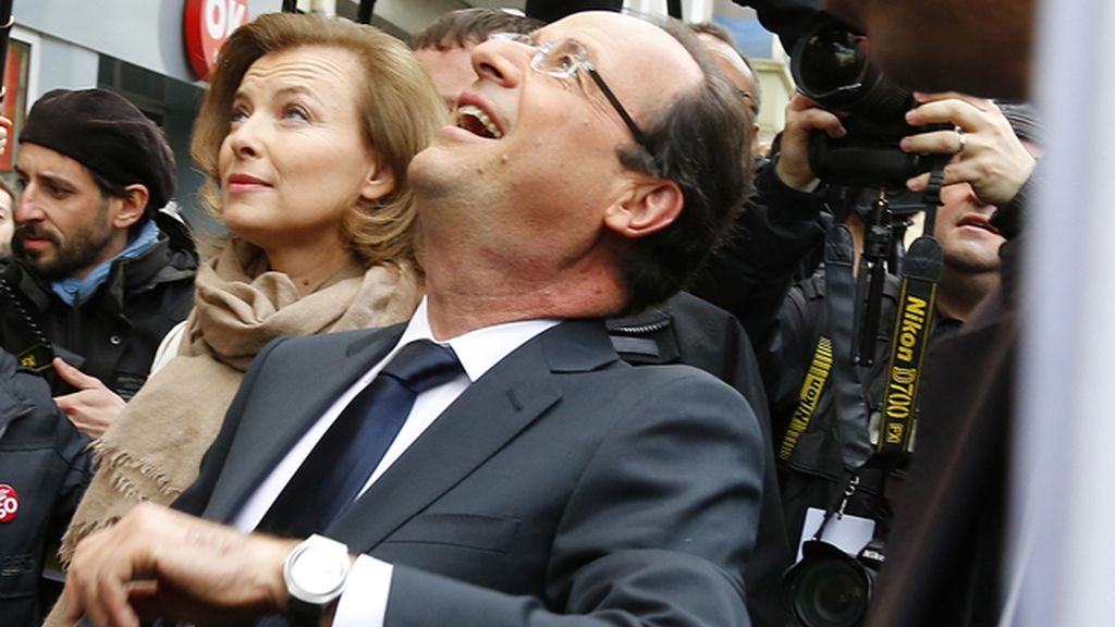El candidato socialista François Hollande, junto a su esposa Valerie Trierweiler