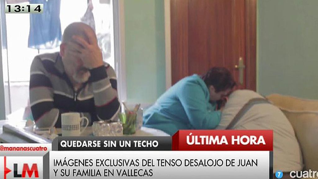 Las imágenes del tenso desahucio de Juan y su familia en Vallecas