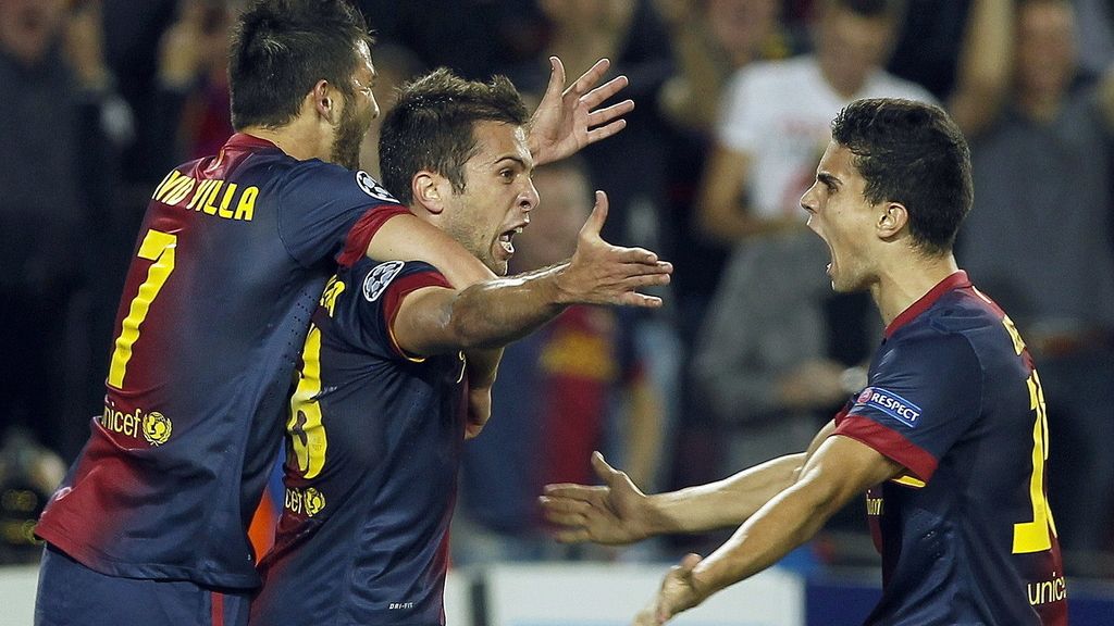 El lateral del FC Barcelona Jordi Alba es felicitado por sus compañeros David Villa y Marc Bartratras marcar el segundo gol ante el Celtic de Glasgow