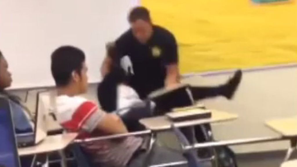 Un policía saca a golpes de clase a una alumna en EEUU