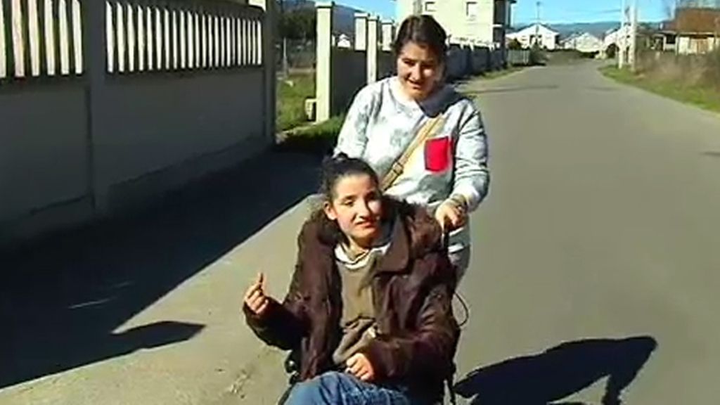 La Xunta deja a una niña en silla de ruedas sin transporte para ir al colegio
