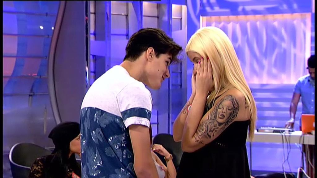 Julen ha besado a Anais y Laura estalla y dice que "no aguanta más" Julen ha besado a Anais y Laura estalla y dice que "no aguanta más"