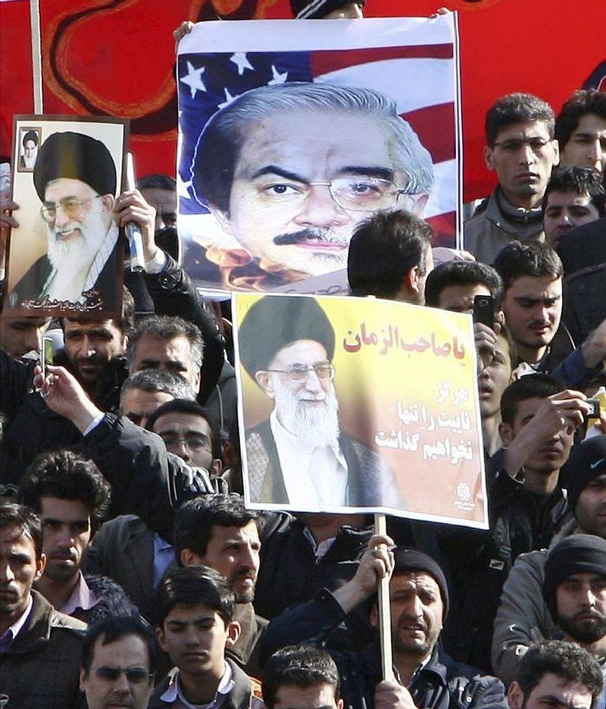 Miles de partidarios del Gobierno iraní protestan contra los líderes de la oposición, en Teherán, tras el rezo comunitario del viernes para pedir el procesamiento y la muerte de los líderes de la oposición, a los que el régimen acusa de secesionistas. EFE