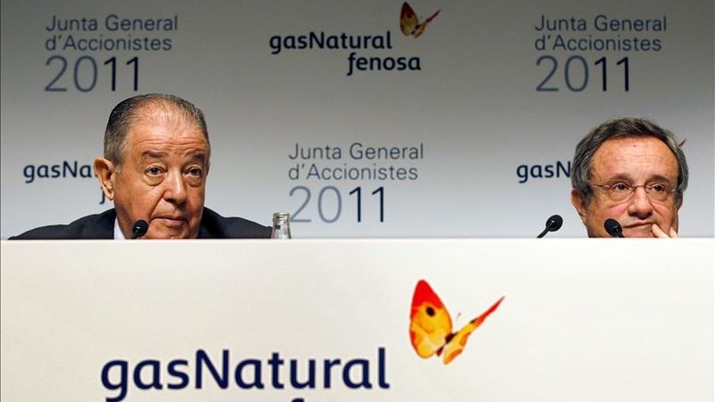 El presidente de Gas Natural Fenosa, Salvador Gabarró (i), acompañado del Consejero Delegado, Rafael Villaseca (d), durante la rueda de prensa previa a la junta general de accionistas del grupo que se ha celebrado hoy en Barcelona y donde han aprovechado para tender una mano a la empresa pública argelina Sonatrach.EFE