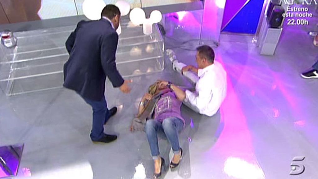 Kiko besa el suelo y los pies de Maruja