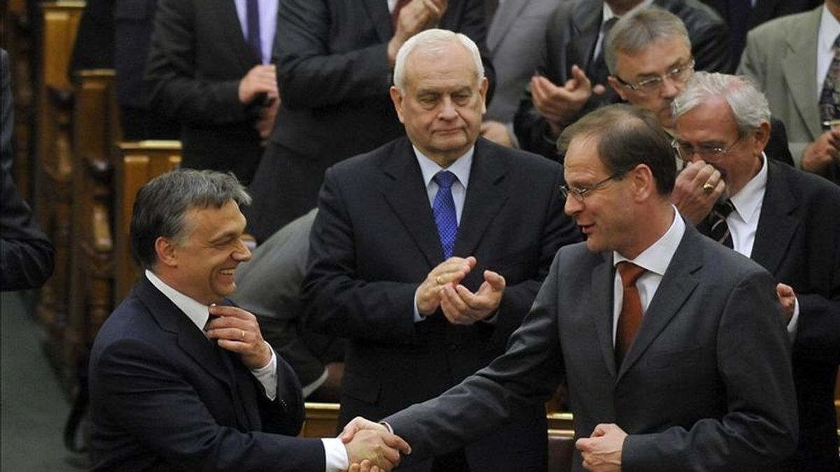 El primer ministro húngaro Viktor Orban (i) recibe la felicitación del ministro húngaro de Administraciones Públicas y Justicia, Tibor Navracsics, tras la aprobación de la nueva Constitución del país, en el Parlamento húngaro, en Budapest, Hungría. EFE