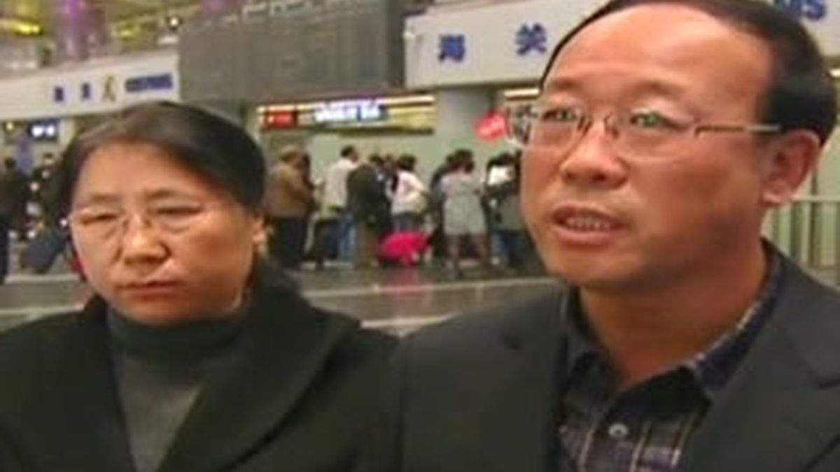 Los padres de la estudiante asesinada Qian Liu a su llegada a Canadá, donde esperan los resultados de la autopsia. CNN