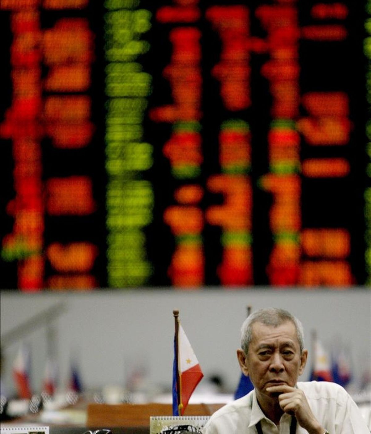 Un agente de bolsa filipino observa el estado de las acciones en la Bolsa del distrito financiero de Makati, en el sur de Manila (Filipinas). EFE/Archivo