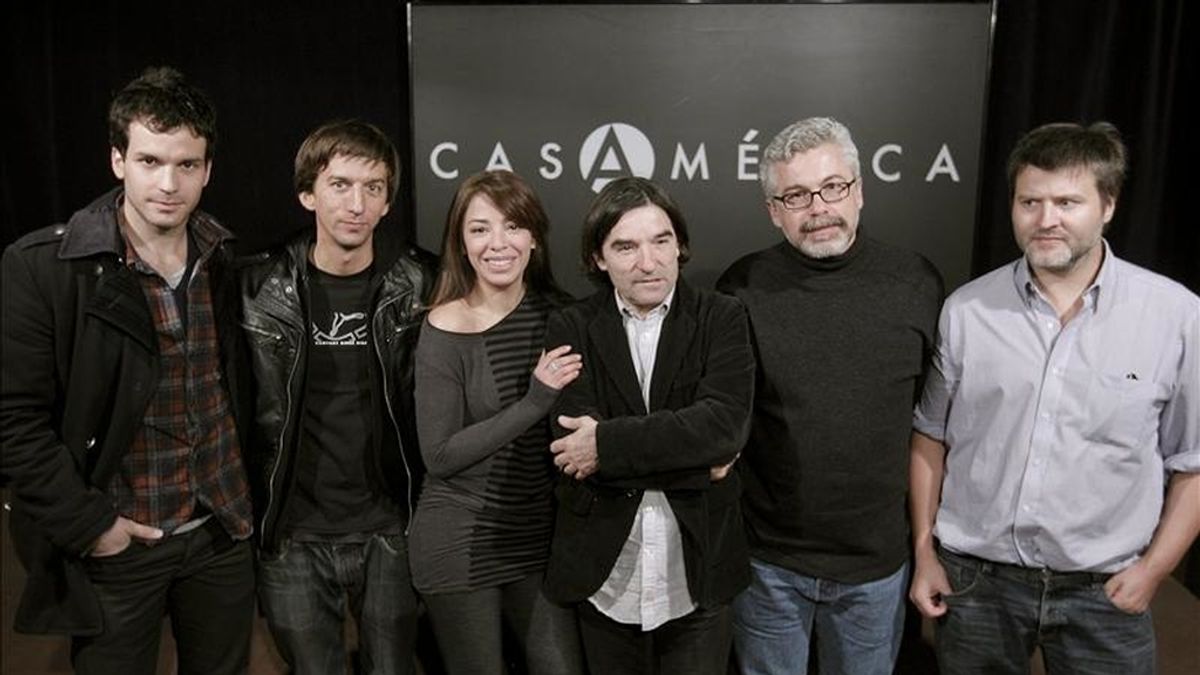 De izquierda a derecha, el argentino Gastón Duprat, co-director de "el hombre de al lado", el mexicano Luis Estrada, director de "El infierno", la peruana Tatiana Astengo, actriz de "Contracorriente", el moderador, Javier Tolentino, el chileno matías Bize, director de "La vida de los peces" y el también chileno Santiago Cabrera, actor de "La vida de los peces". EFE De izquierda a derecha, el argentino Gastón Duprat, co-director de "el hombre de al lado", el mexicano Luis Estrada, director de "El infierno", la peruana Tatiana Astengo, actriz de "Contracorriente", el moderador, Javier Tolentino, el chileno matías Bize, director de "La vida de los peces" y el también chileno Santiago Cabrera, actor de "La vida de los peces". EFE