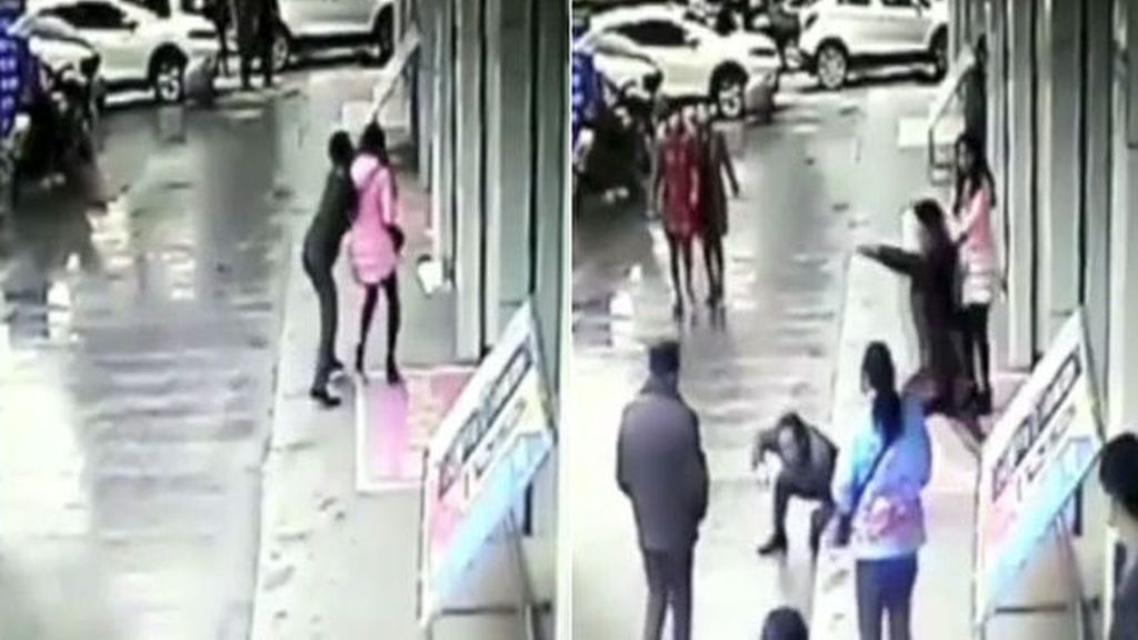 Un ladrón va a robar a una mujer y recibe una brutal paliza