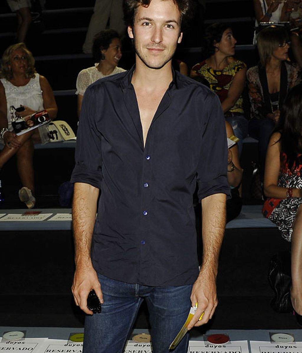 Desfile de famosos en Cibeles 2011