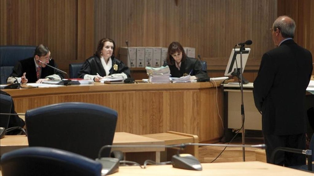La Audiencia Nacional juzga al ex jefe superior de Policía de Bilbao Miguel Planchuelo (d), por el último caso pendiente de los GAL: el de los atentados cometidos en 1986 en los bares "Batzoki" y "Consolation" en Bayona (Francia), en los que resultaron heridas seis personas. EFE