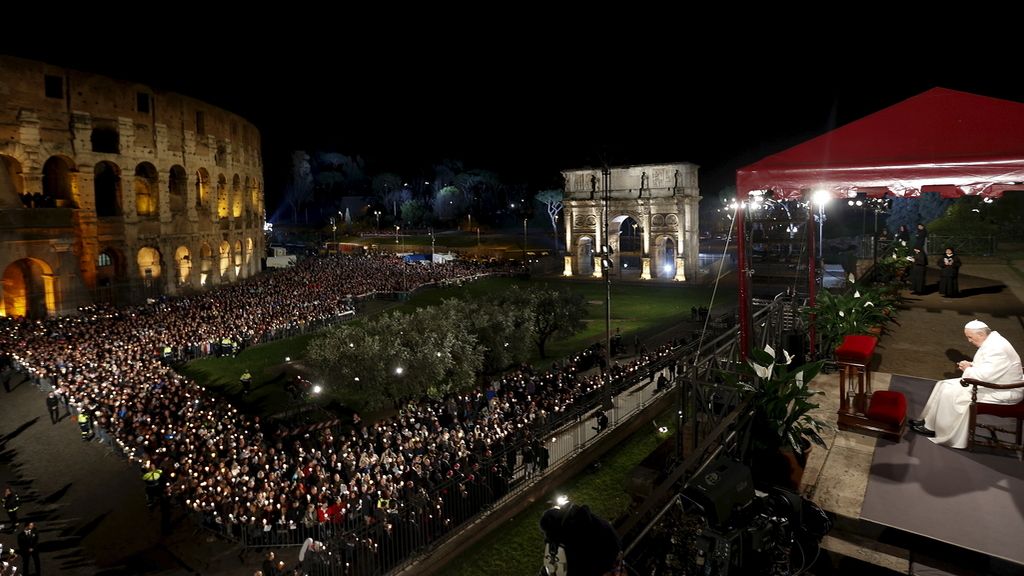 El Papa Francisco encabeza el Vía Crucis en el Coliseo de Roma