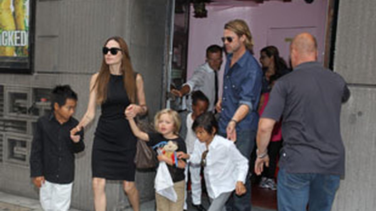 Angelina Jolie y Brad Pitt con sus hijos. FOTO:Gtres