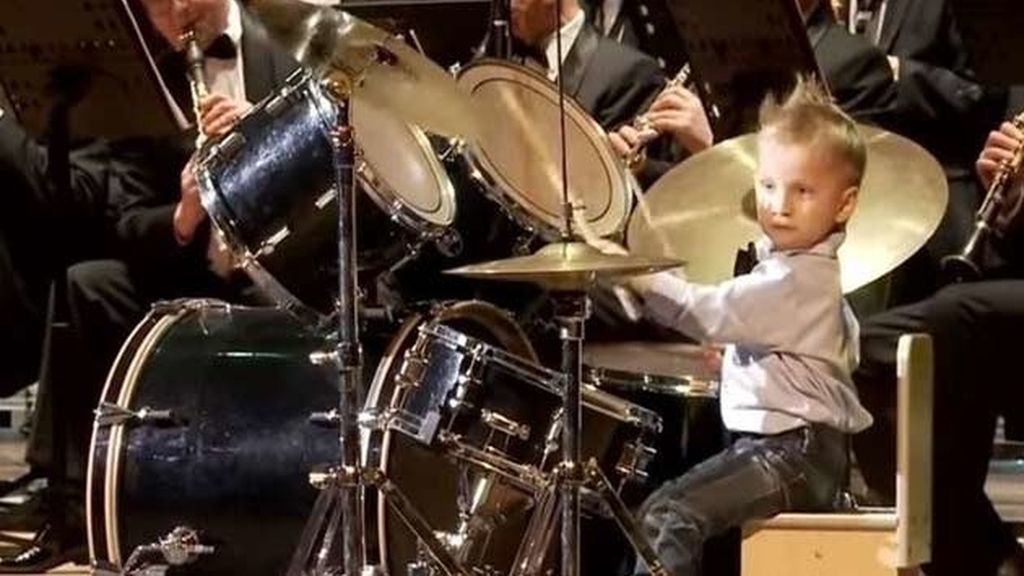 Con tres años, un prodigio de la batería que toca con una orquesta sinfónica