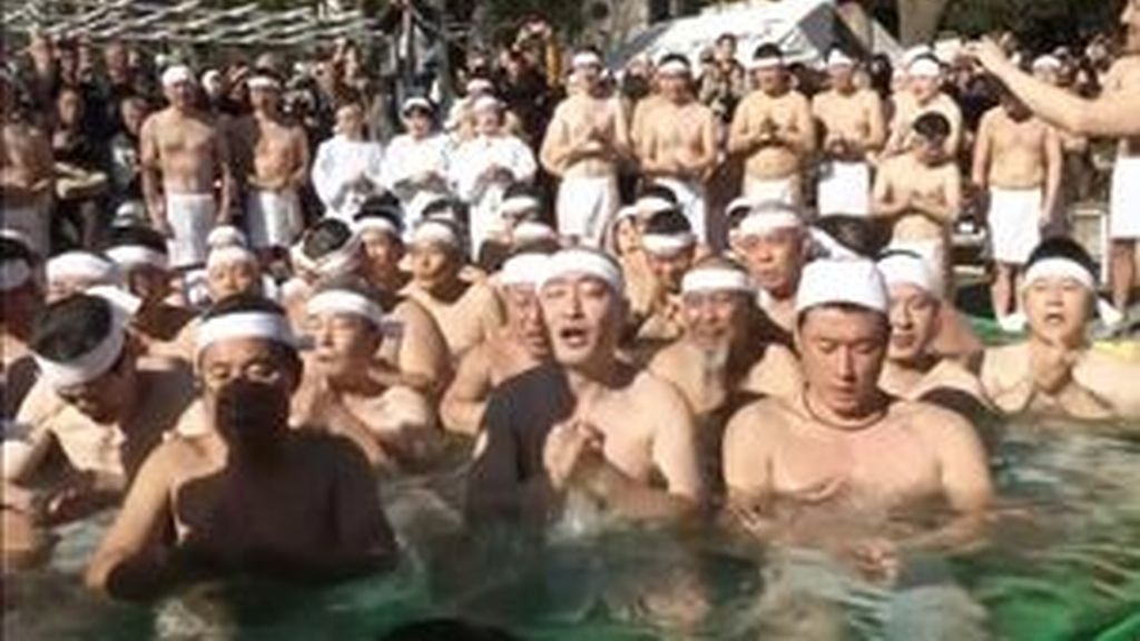Un baño de agua helada para dar la bienvenida al año nuevo en Japón