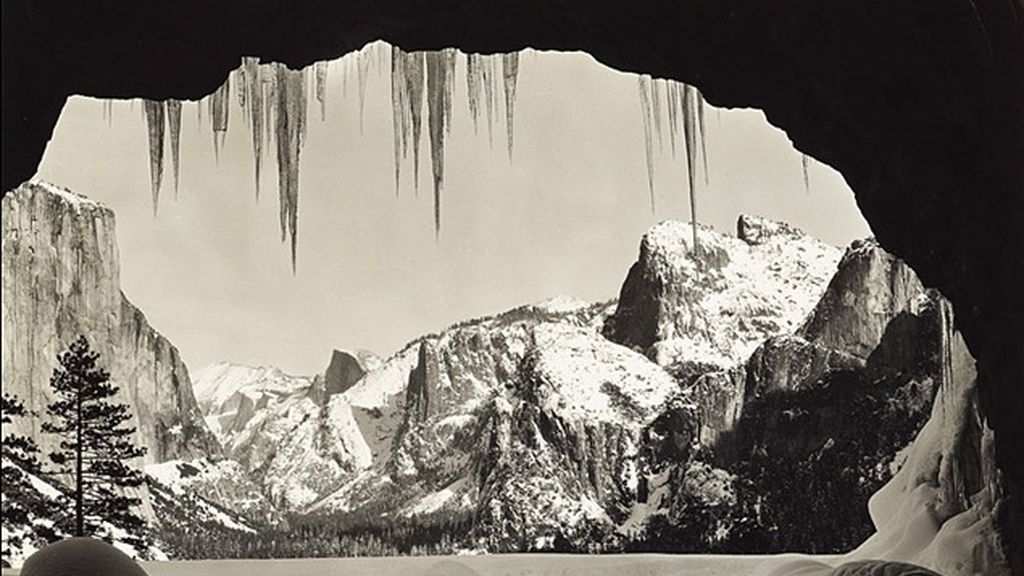 Las estalactitas coronan el Túnel Wawona durante el invierno en el Parque Nacional de Yosemite
