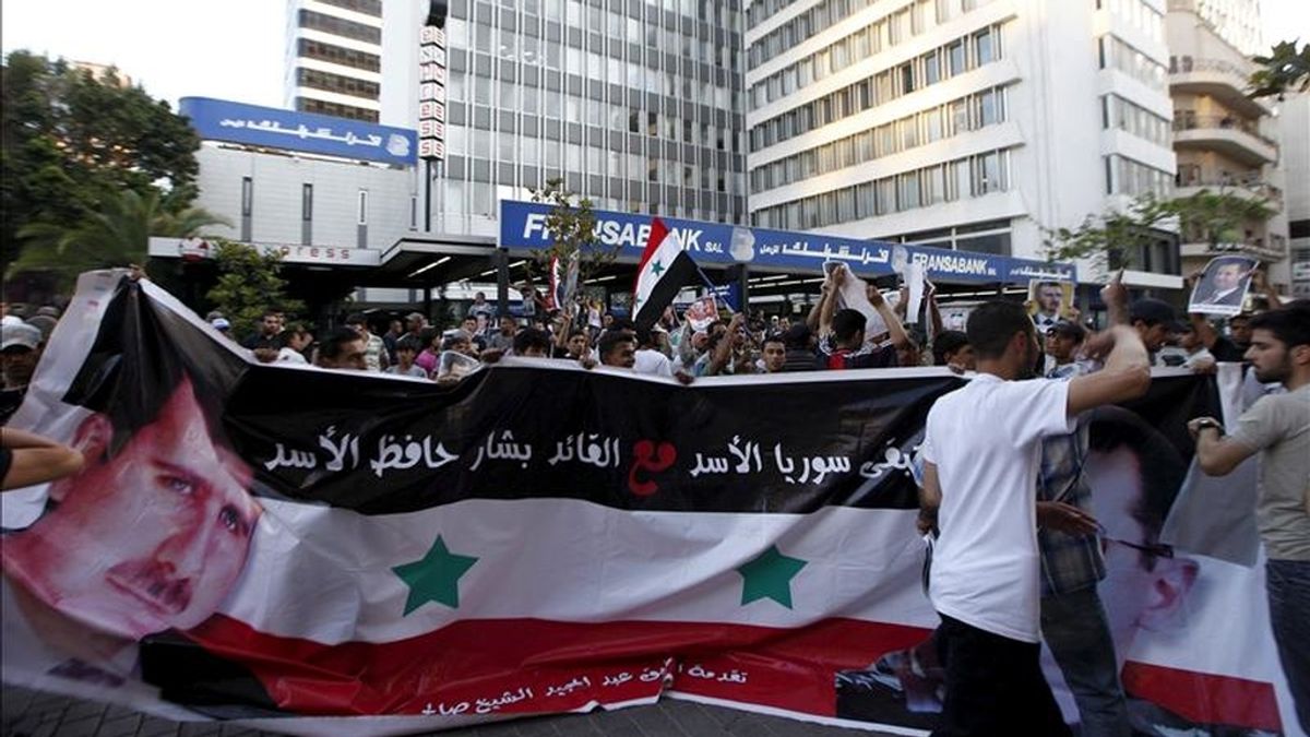 Sirios residentes en el Líbano corean consignas en apoyo al presidente sirio, Bachar al Asad, durante una concentración en la calle Hamra de Beirut (Líbano), el pasado 23 de mayo. EFE/Archivo