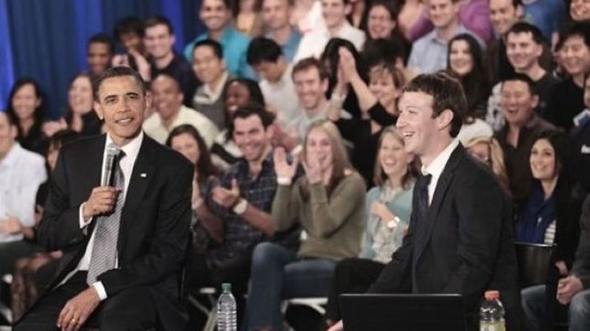Obama junto a Zuckerberg, fundador de Facebook, desde donde el presidente de EEUU ha relanzado su campaña por la reelección. Foto AP