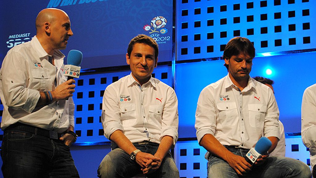 Vasile, J.J. Santos, Manu, Sara, Casillas, Iniesta, Del Bosque, en la presentación