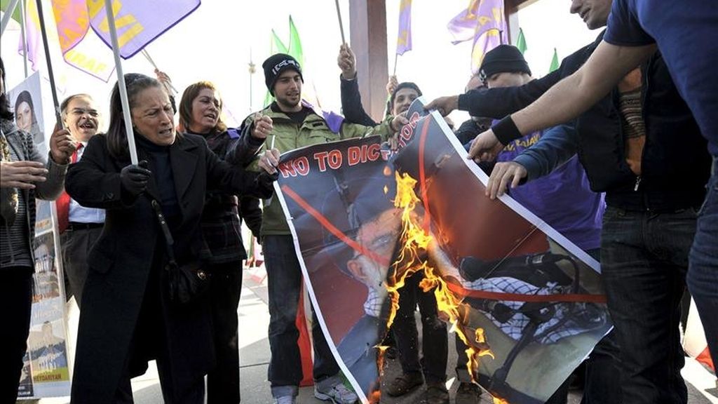 Imagen tomada el pasado 9 de marzo, en la que un grupo de manifestantes quema una fotografía del líder supremo iraní, el ayatolá Ali Jameini, durante un acto de protesta por la situación del campo de refugiados de Ashraf, en el noroeste de Irak, frente a la sede de las Naciones Unidas en Ginebra, Suiza. EFE/Archivo Imagen tomada el pasado 9 de marzo, en la que un grupo de manifestantes quema una fotografía del líder supremo iraní, el ayatolá Ali Jameini, durante un acto de protesta por la situación del campo de refugiados de Ashraf, en el noroeste de Irak, frente a la sede de las Naciones Unidas en Ginebra, Suiza. EFE/Archivo