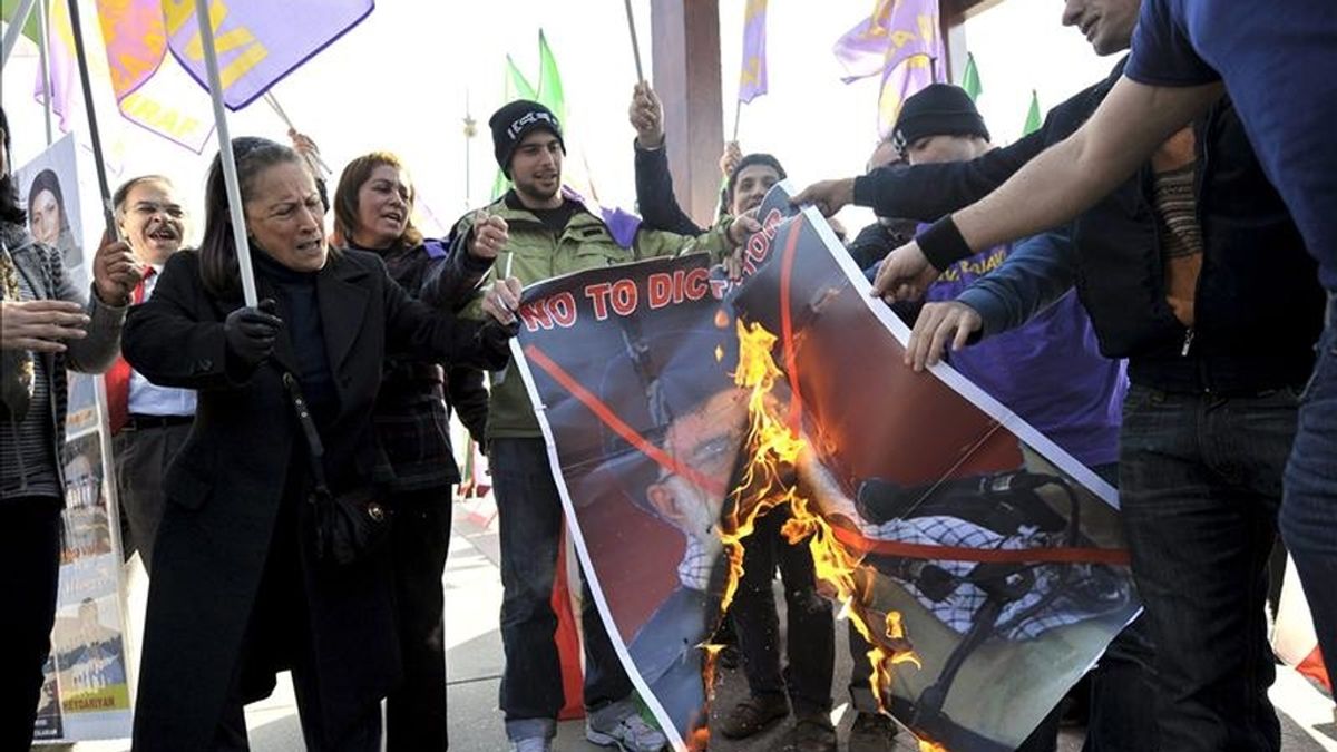 Imagen tomada el pasado 9 de marzo, en la que un grupo de manifestantes quema una fotografía del líder supremo iraní, el ayatolá Ali Jameini, durante un acto de protesta por la situación del campo de refugiados de Ashraf, en el noroeste de Irak, frente a la sede de las Naciones Unidas en Ginebra, Suiza. EFE/Archivo