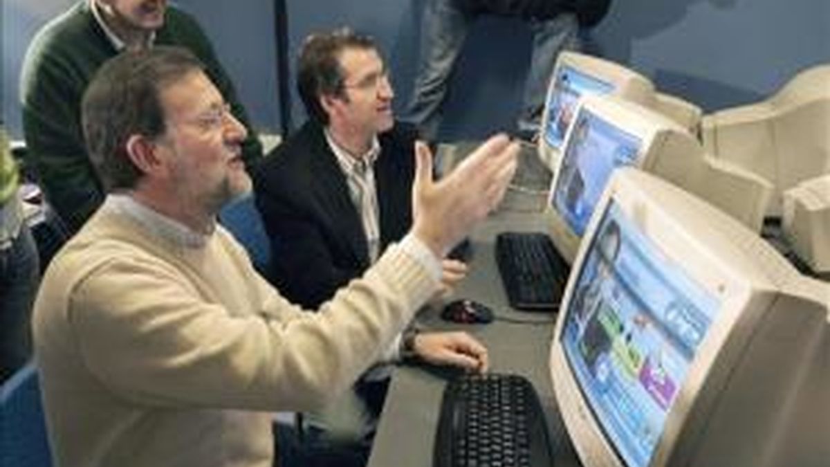 Mariano Rajoy, líder del PP, frente al ordenador. Foto: EFE.