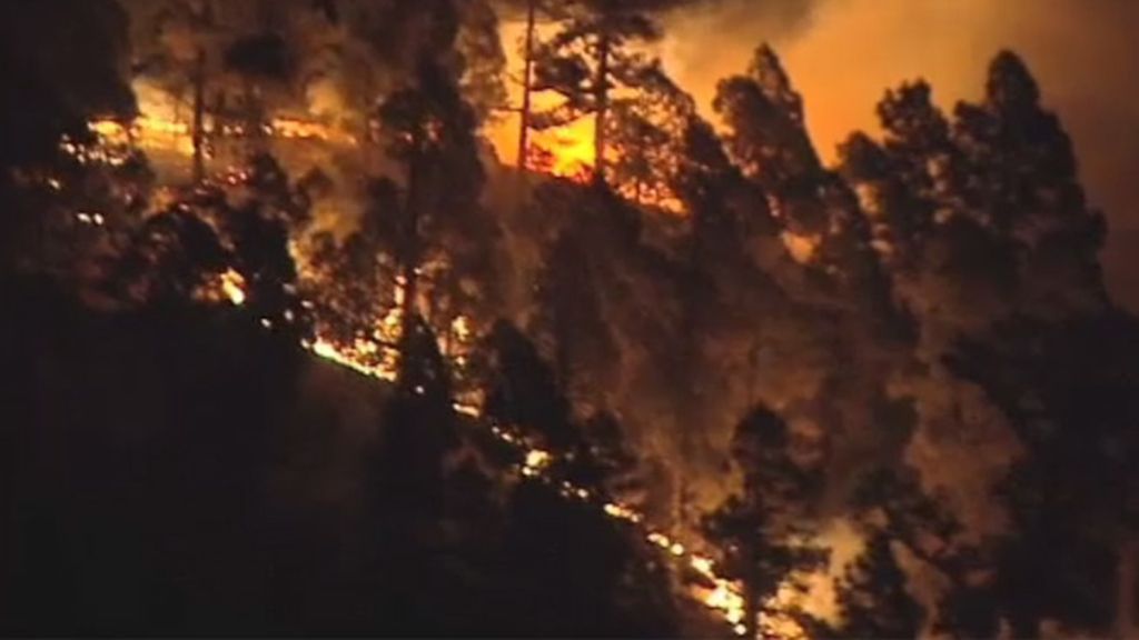 Un incendio forestal amenaza el parque nacional del Teide