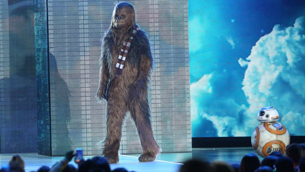 Chewbacca y BB-8, invitados de honor en los Kids' Choice Awards