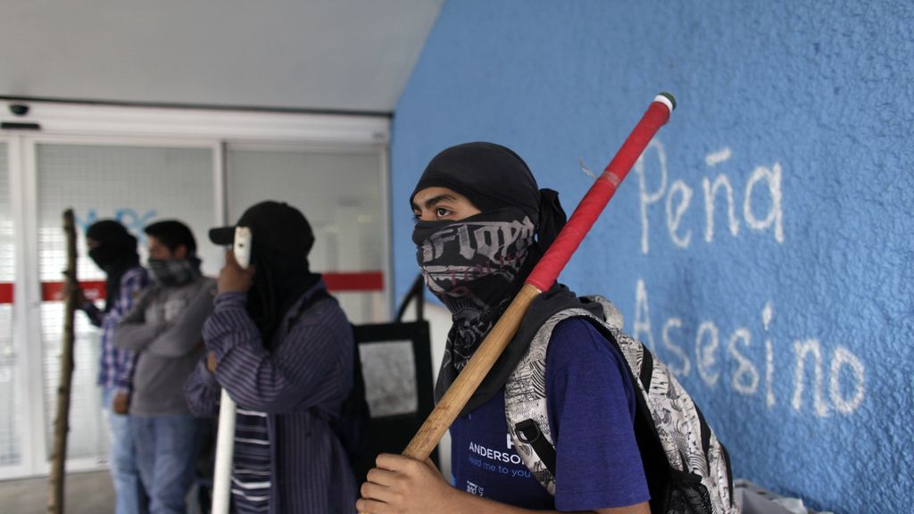 Cierran el aeropuerto de Acapulco para exigir la búsqueda de los estudiantes desaparecidos