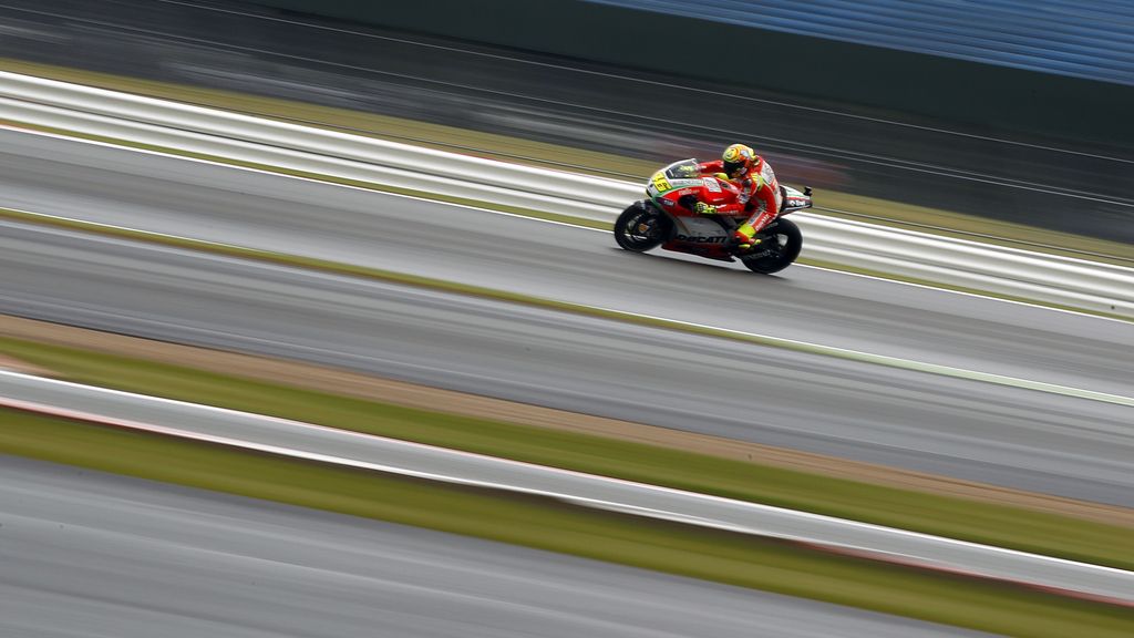 Valentino Rossi marcó el mejor crono del entrenamiento bajo la lluvia