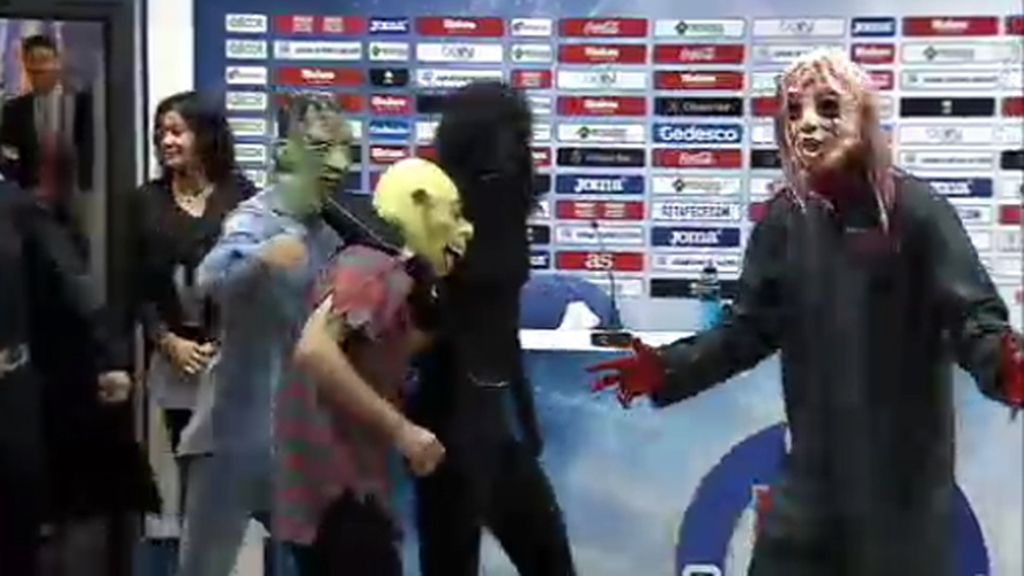 Jugadores del Barça irrumpen disfrazados por Halloween en la rueda de prensa del Getafe