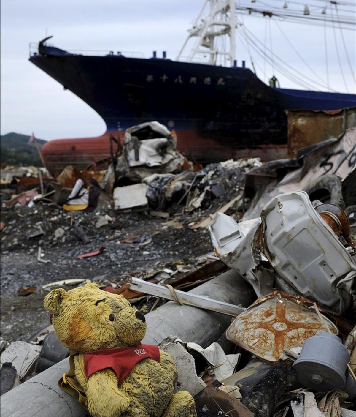 Un osito de peluche rodeado de escombros, en la desolada ciudad de Kesennuma, Japón. Casi 15.000 muertos confirmados por el seísmo de hace dos meses en Japón. EFE