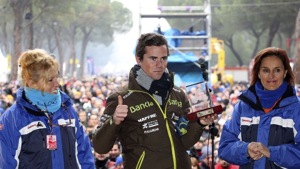 Nico Terol posa con el 'Pingüino de Oro'