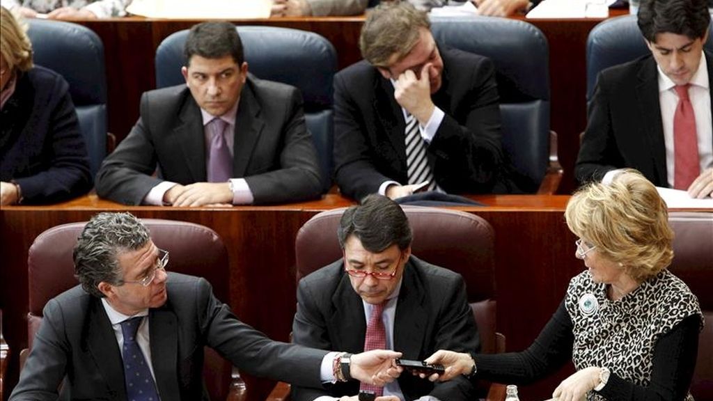La presidenta de la Comunidad de Madrid, Esperanza Aguirre (d), conversa con el consejero madrileño de Presidencia, Justicia e Interior, Francisco Granados (i), ante el vicepresidente regional, Ignacio González (c), durante el pleno extraordinario de la Asamblea madrileña. EFE La presidenta de la Comunidad de Madrid, Esperanza Aguirre (d), conversa con el consejero madrileño de Presidencia, Justicia e Interior, Francisco Granados (i), ante el vicepresidente regional, Ignacio González (c), durante el pleno extraordinario de la Asamblea madrileña. EFE