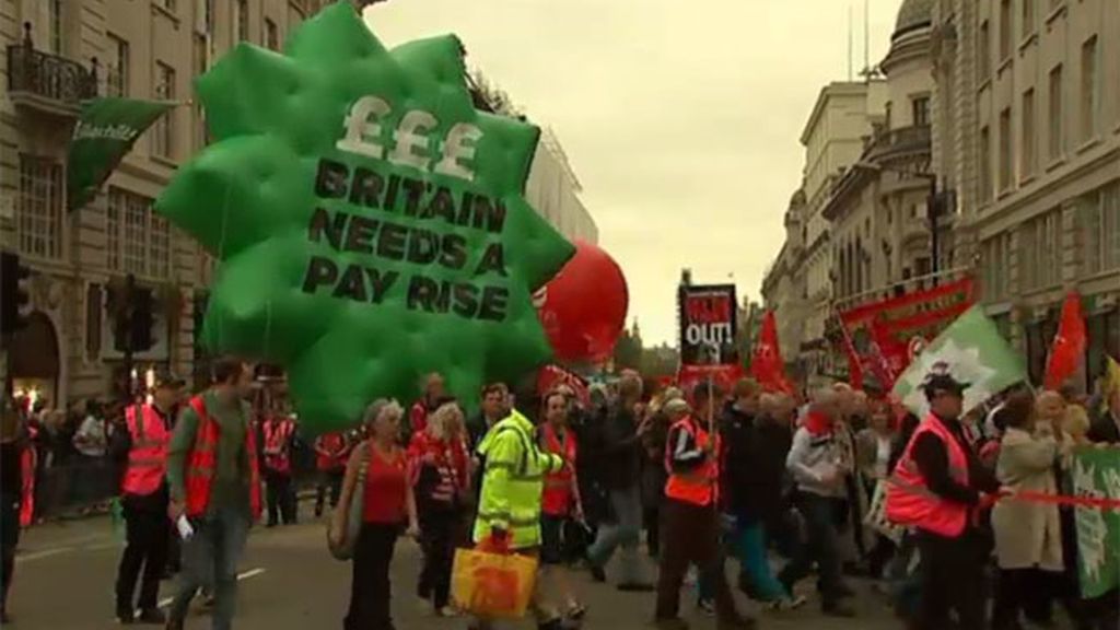 Miles de funcionarios ingleses claman contra la austeridad y piden aumentos de salarios