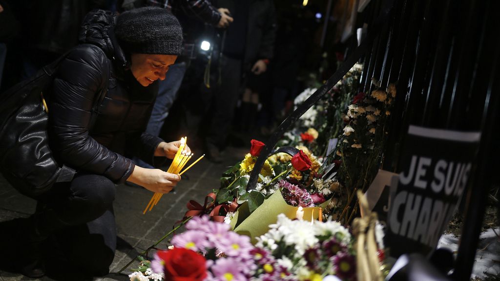 Luto, flores y tristeza en París