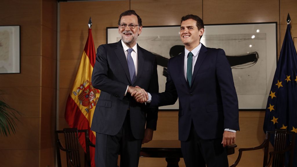 Rajoy cree que repetirá como presidente tras su reunión con Rivera y Sánchez