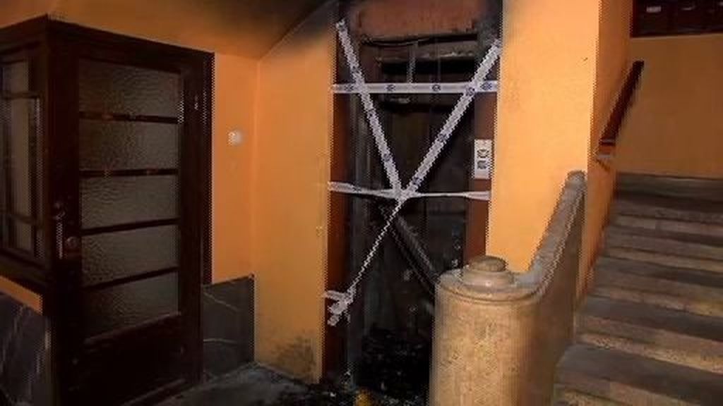 Intentan quemar un edificio prendiendo fuego al ascensor en el centro de San Sebastián