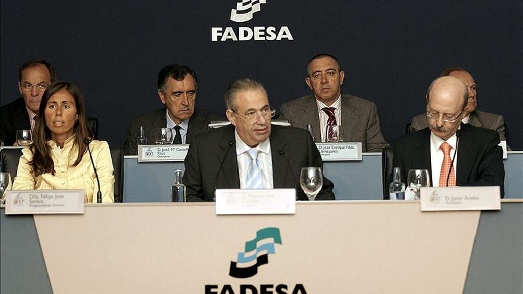El presidente de la inmobiliaria Fadesa, Manuel Jove Capellán (c), junto a la vicepresidenta, Felipa Jove Santos (i), y el secretario, Javier Acebo (d), durante la junta general de accionistas celebrada en A Coruña. EFE/Archivo