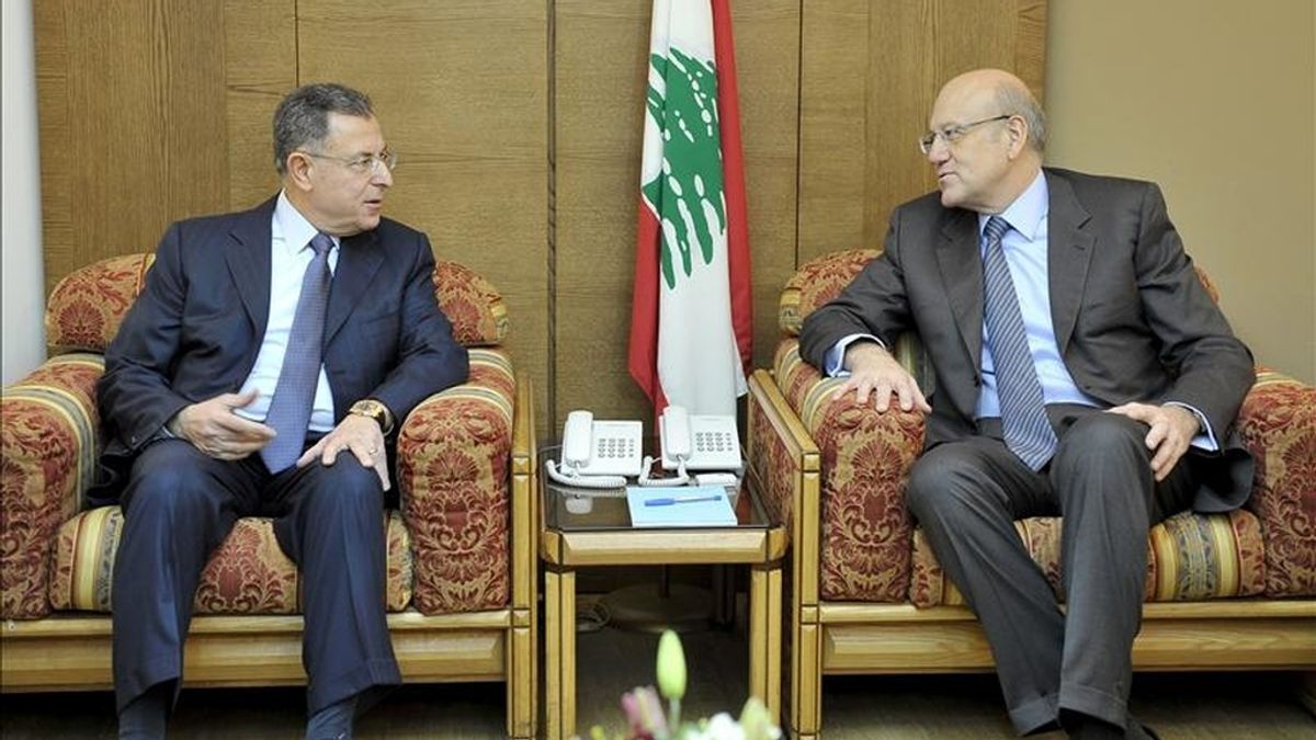 El primer ministro designado del Líbano, Nayib Mikati (d), conversa con el ex primer ministro Fouad Seniora (i) durante la reunión que mantuvieron ayer en Beirut (Líbano). EFE