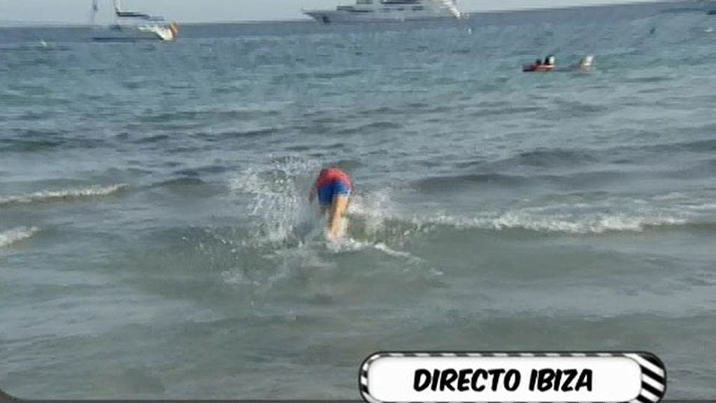 Omar Suárez se lanza al agua