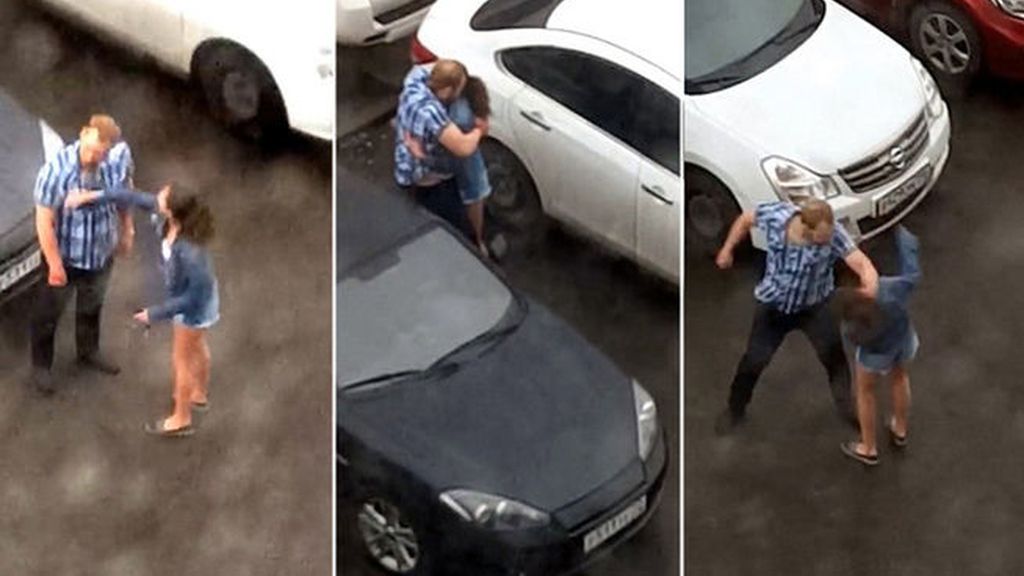 Brutal pelea entre una pareja en un aparcamiento en Rusia